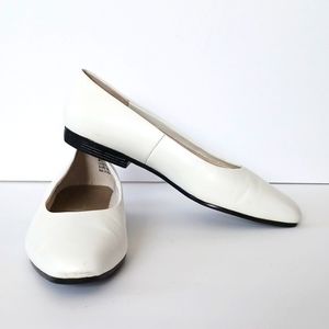 Dexter white leather round toe flats size 8.5